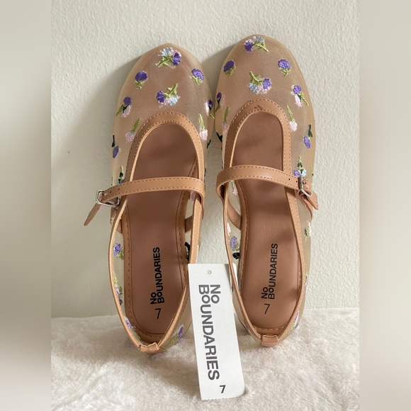 No Boundaries Floral Embroidered Women's Shoes - Tan - Picture 5 of 7